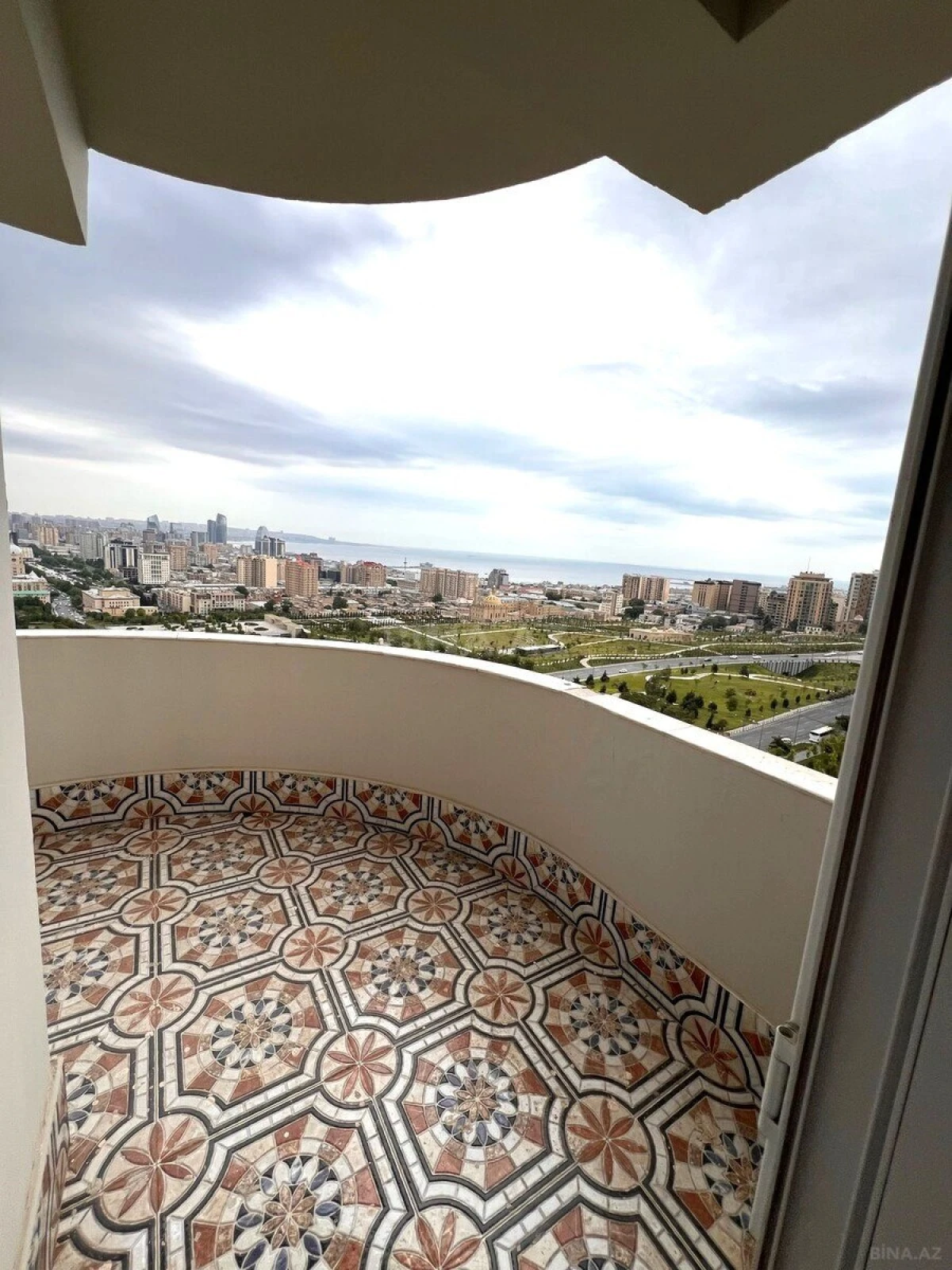 Satılır 4 otaqlı mənzil 200 m²