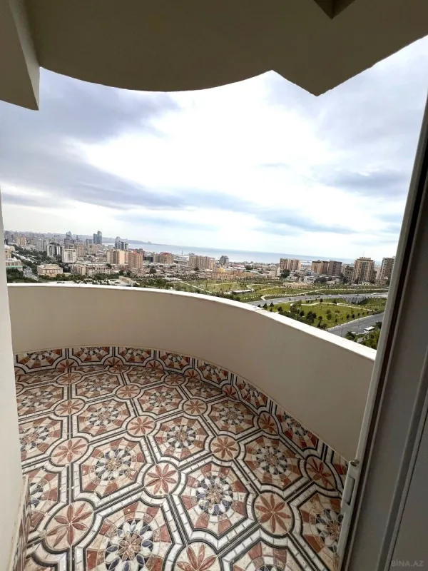 Satılır 4 otaqlı mənzil 200 m²