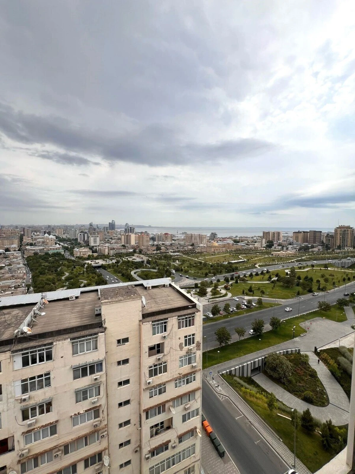 Satılır 4 otaqlı mənzil 200 m²