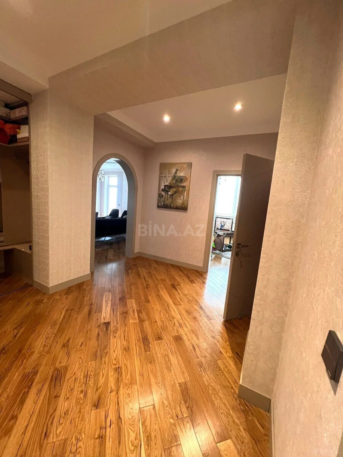 Satılır 4 otaqlı mənzil 200 m²