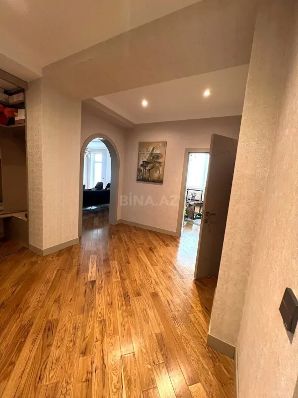 Satılır 4 otaqlı mənzil 200 m²