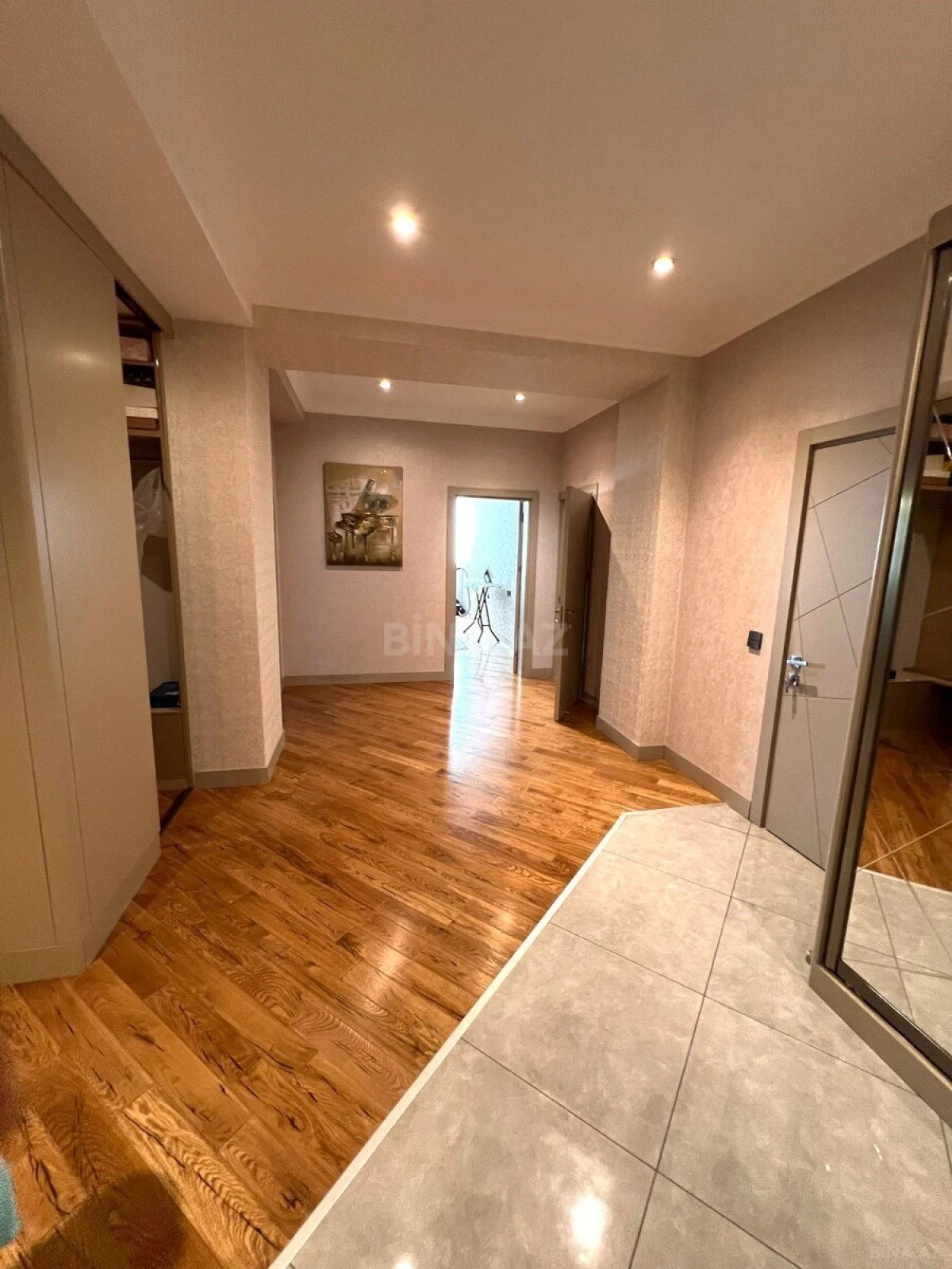Satılır 4 otaqlı mənzil 200 m²