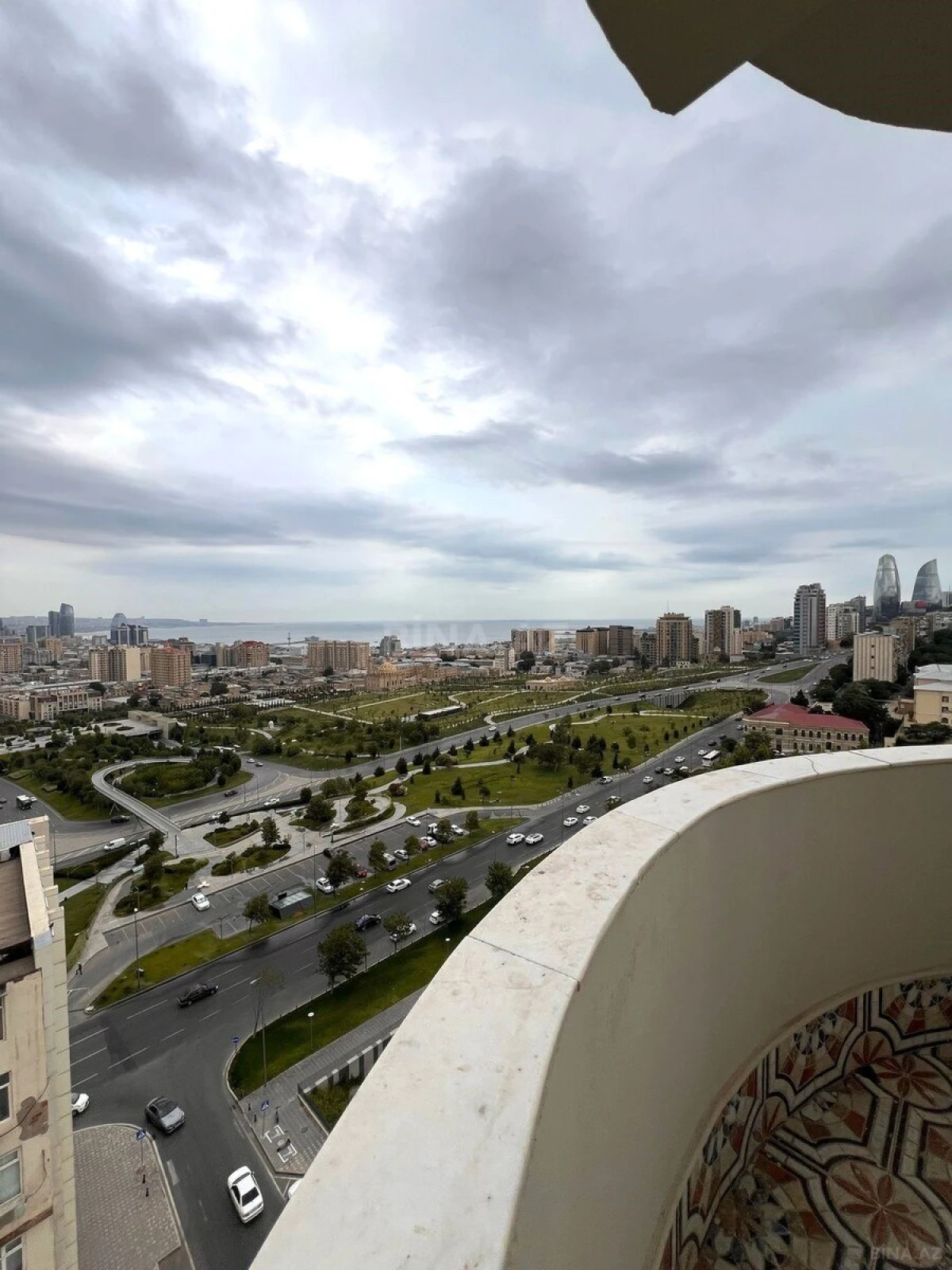 Satılır 4 otaqlı mənzil 200 m²