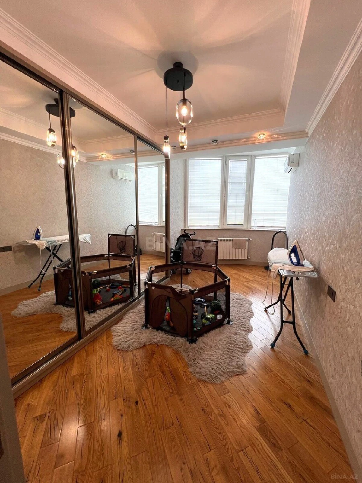 Satılır 4 otaqlı mənzil 200 m²