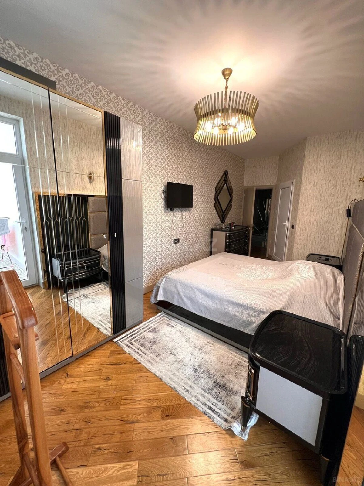 Satılır 4 otaqlı mənzil 200 m²