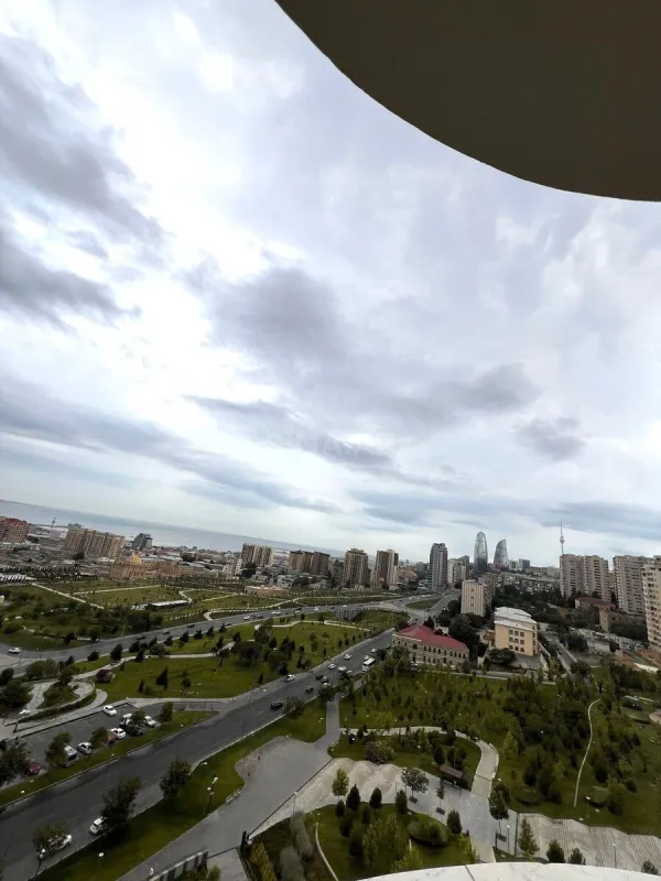 Satılır 4 otaqlı mənzil 200 m²