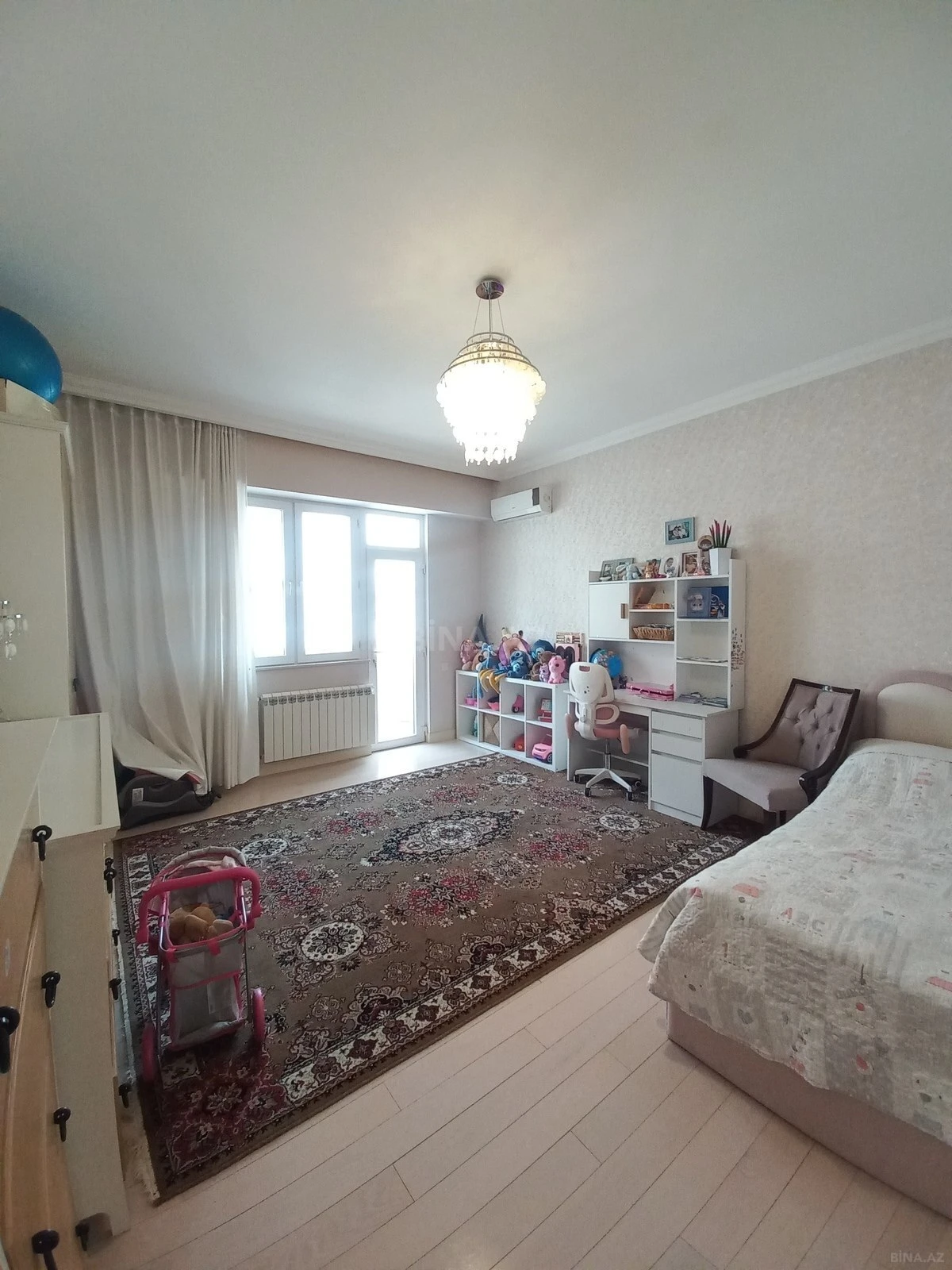 Satılır 4 otaqlı mənzil 210 m²