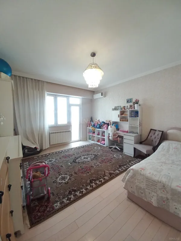 Satılır 4 otaqlı mənzil 210 m²