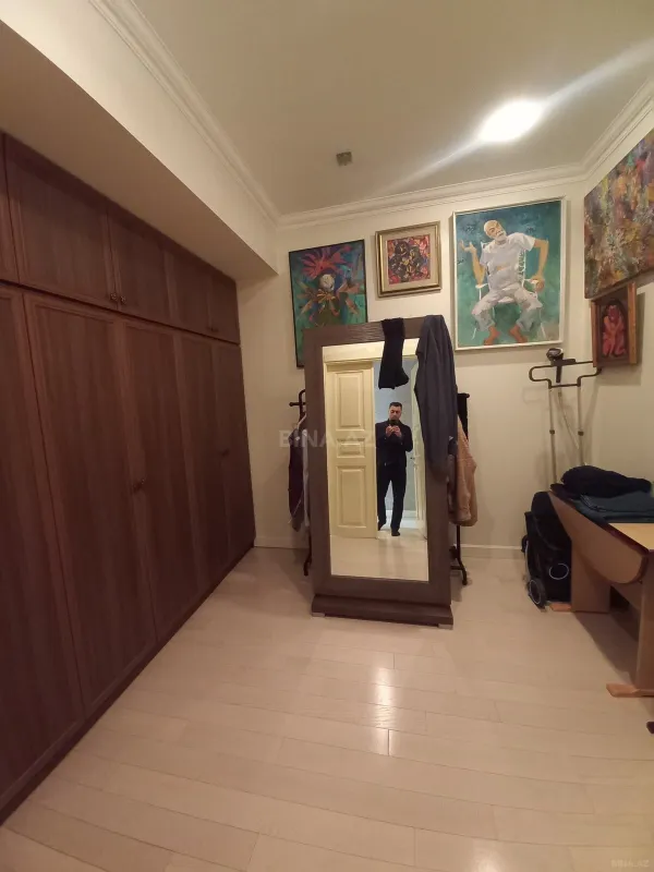 Satılır 4 otaqlı mənzil 210 m²