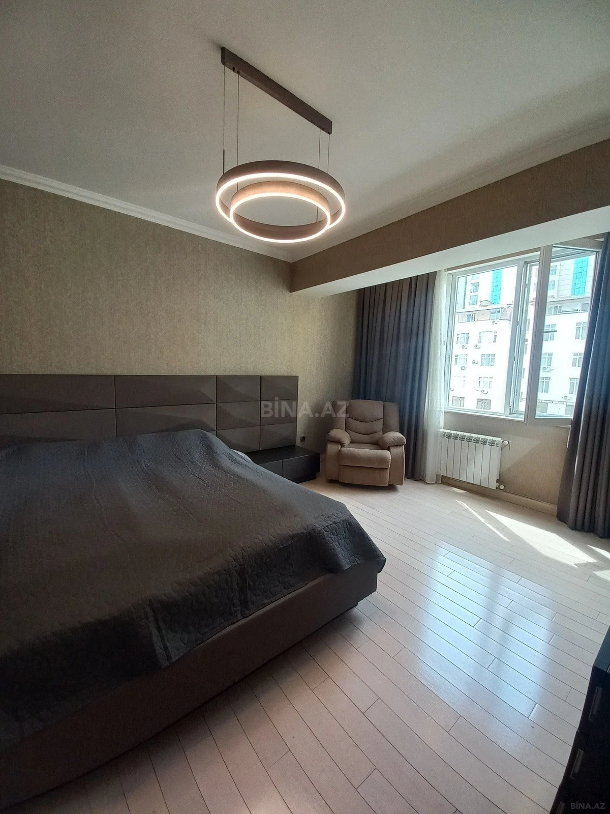 Satılır 4 otaqlı mənzil 210 m²