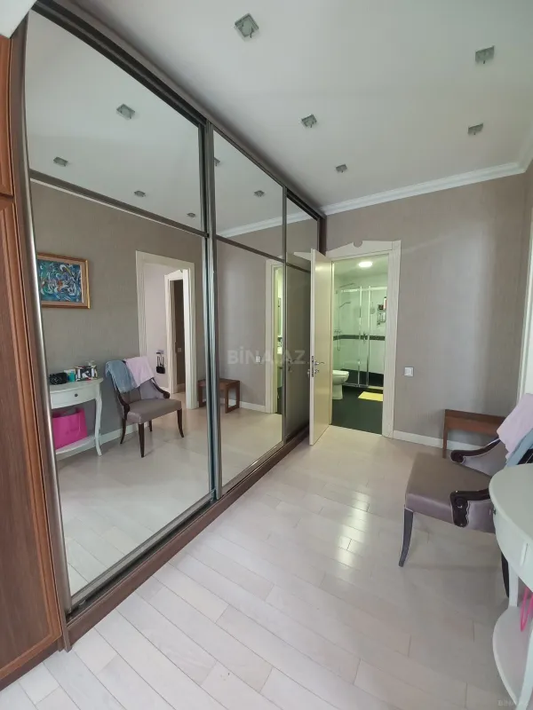 Satılır 4 otaqlı mənzil 210 m²