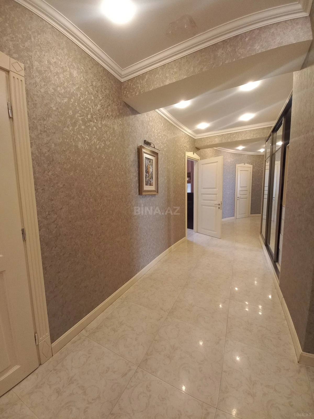 Satılır 4 otaqlı mənzil 210 m²