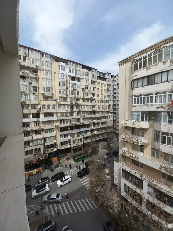 Satılır 4 otaqlı mənzil 210 m²