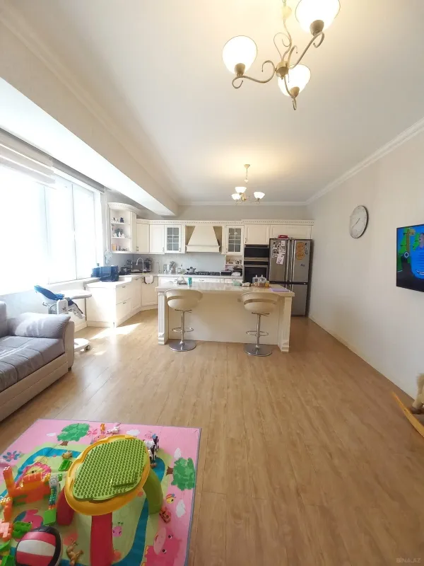 Satılır 4 otaqlı mənzil 210 m²