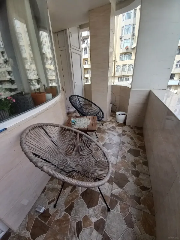 Satılır 4 otaqlı mənzil 210 m²