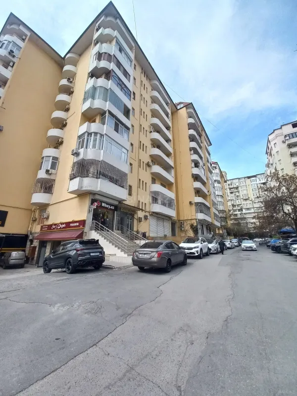 Satılır 4 otaqlı mənzil 210 m²