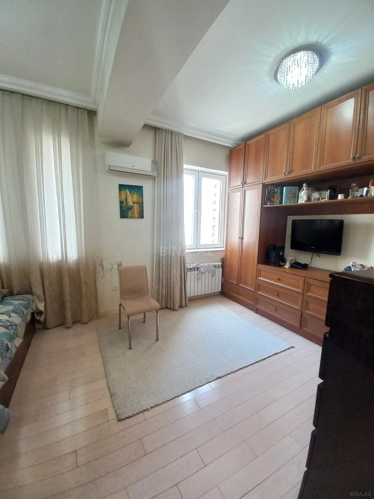 Satılır 4 otaqlı mənzil 210 m²