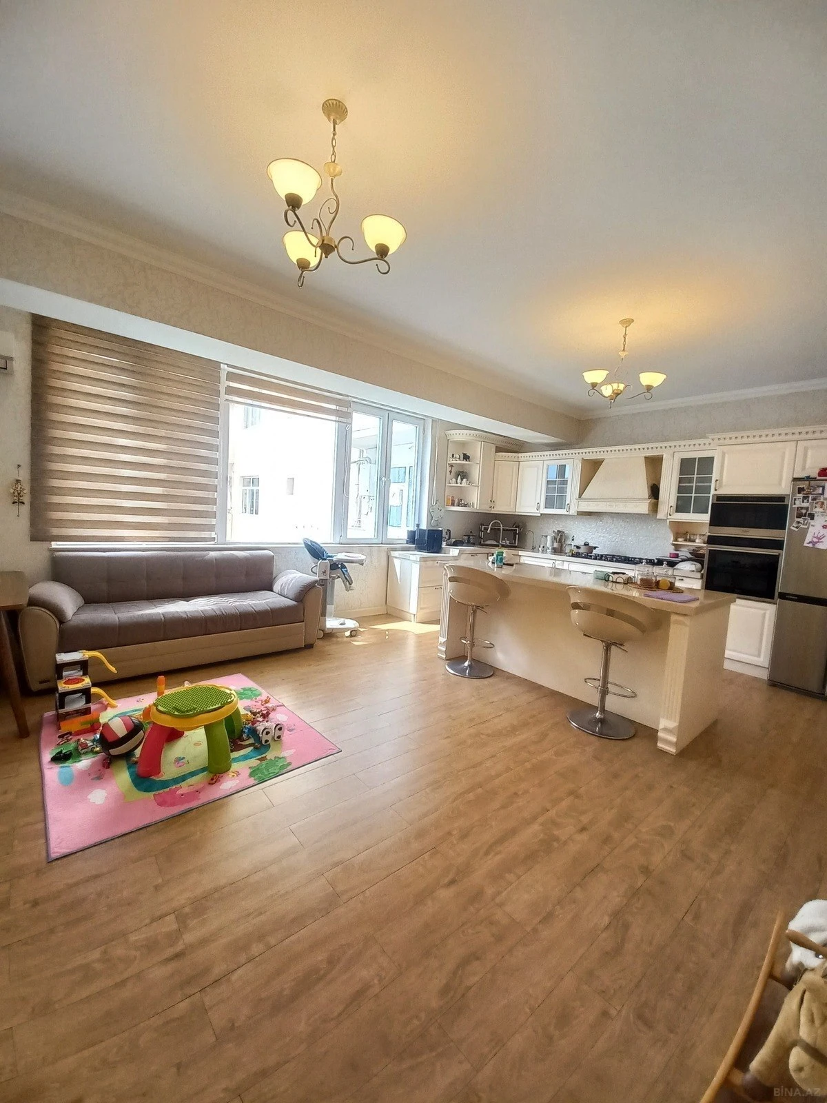 Satılır 4 otaqlı mənzil 210 m²