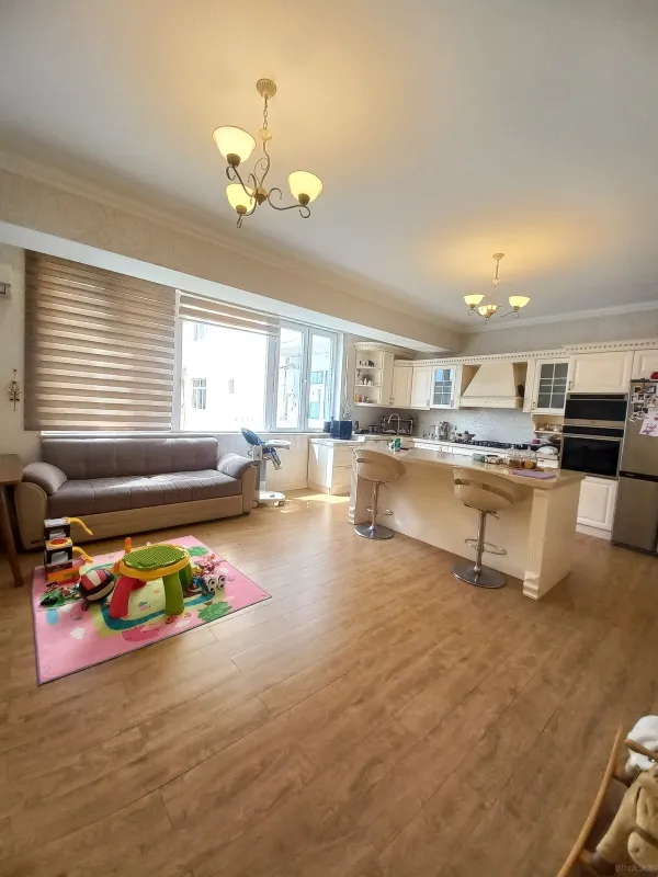 Satılır 4 otaqlı mənzil 210 m²