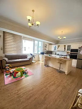 Satılır 4 otaqlı mənzil 210 m²