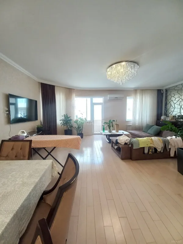 Satılır 4 otaqlı mənzil 210 m²