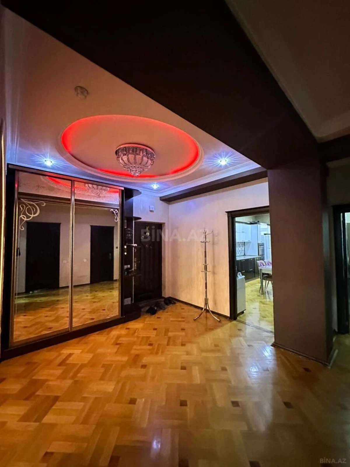 Kirayə verilir 3 otaqlı mənzil 118 m²