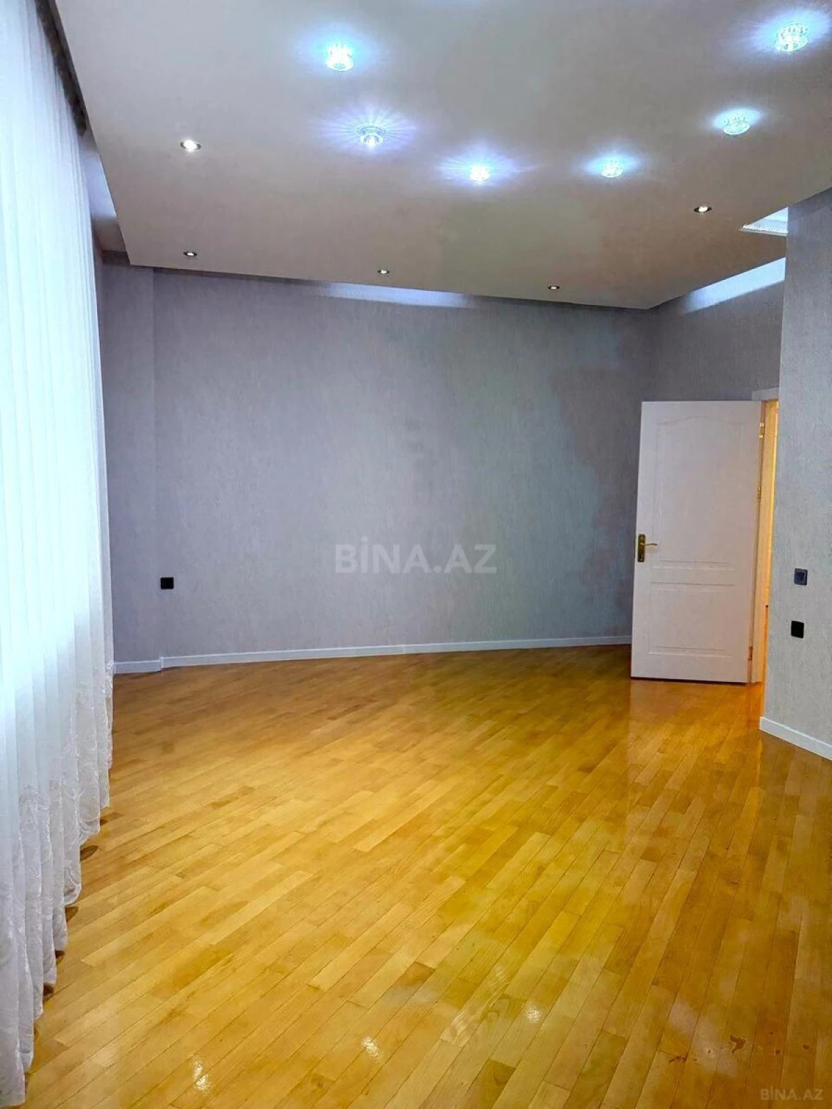 Satılır 3 otaqlı mənzil 140 m²