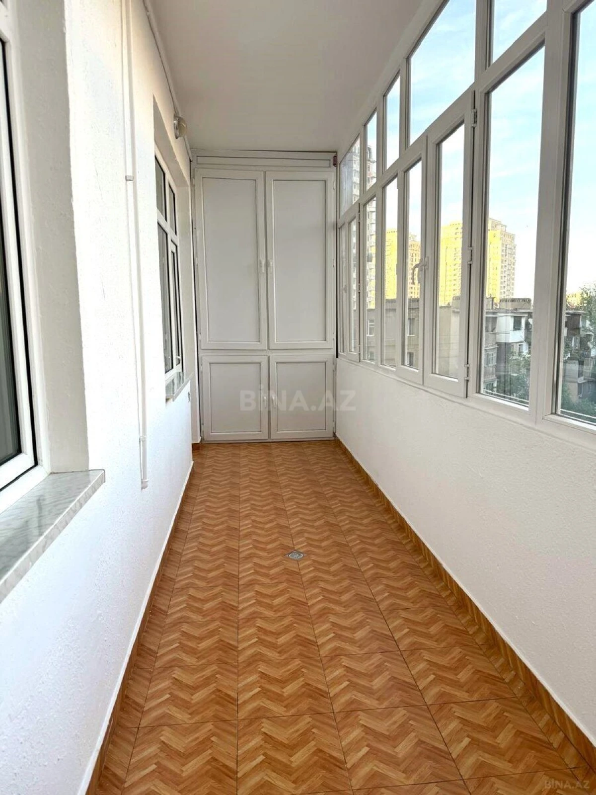 Satılır 3 otaqlı mənzil 140 m²
