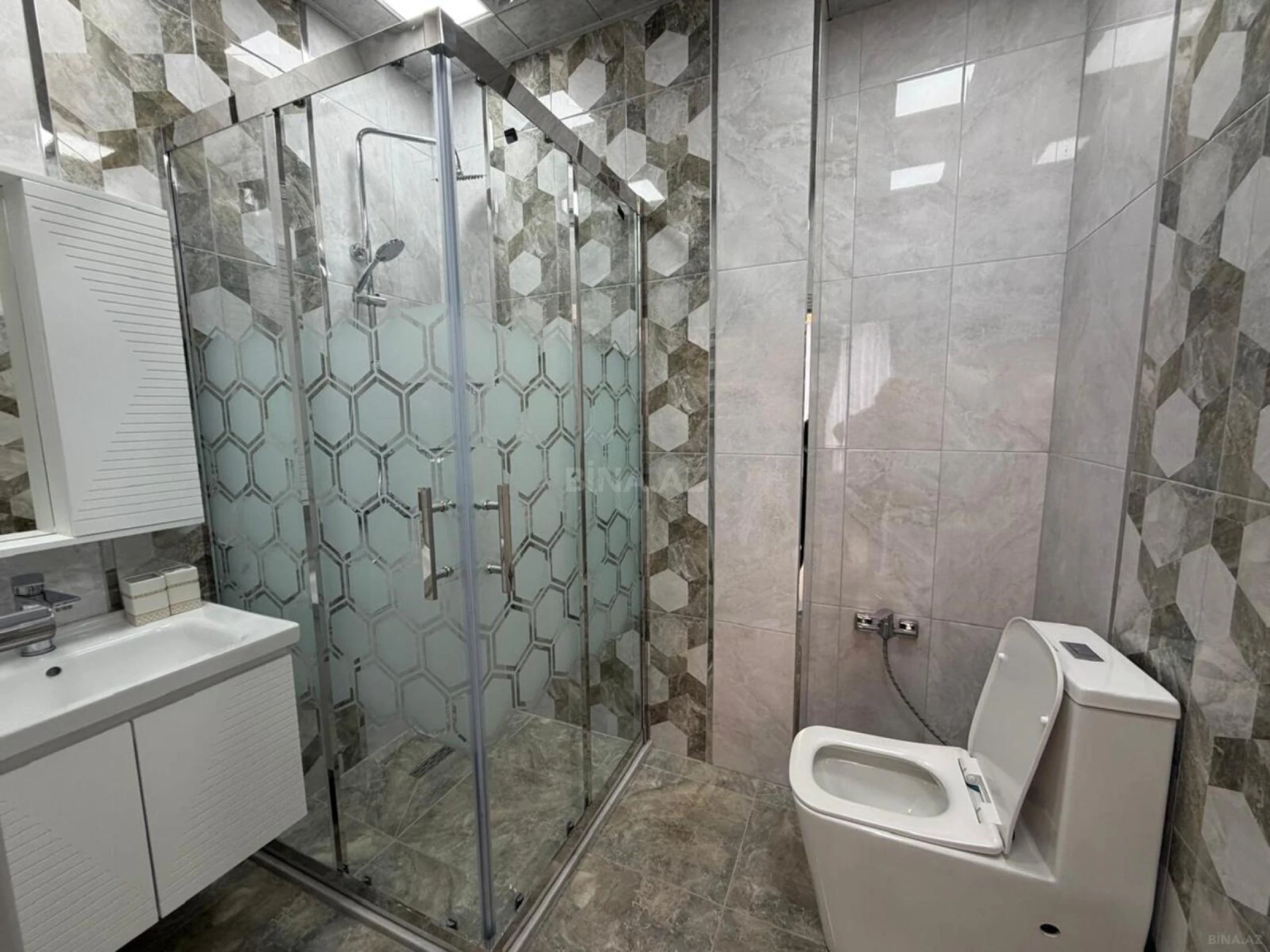 Kirayə verilir 3 otaqlı mənzil 140 m²