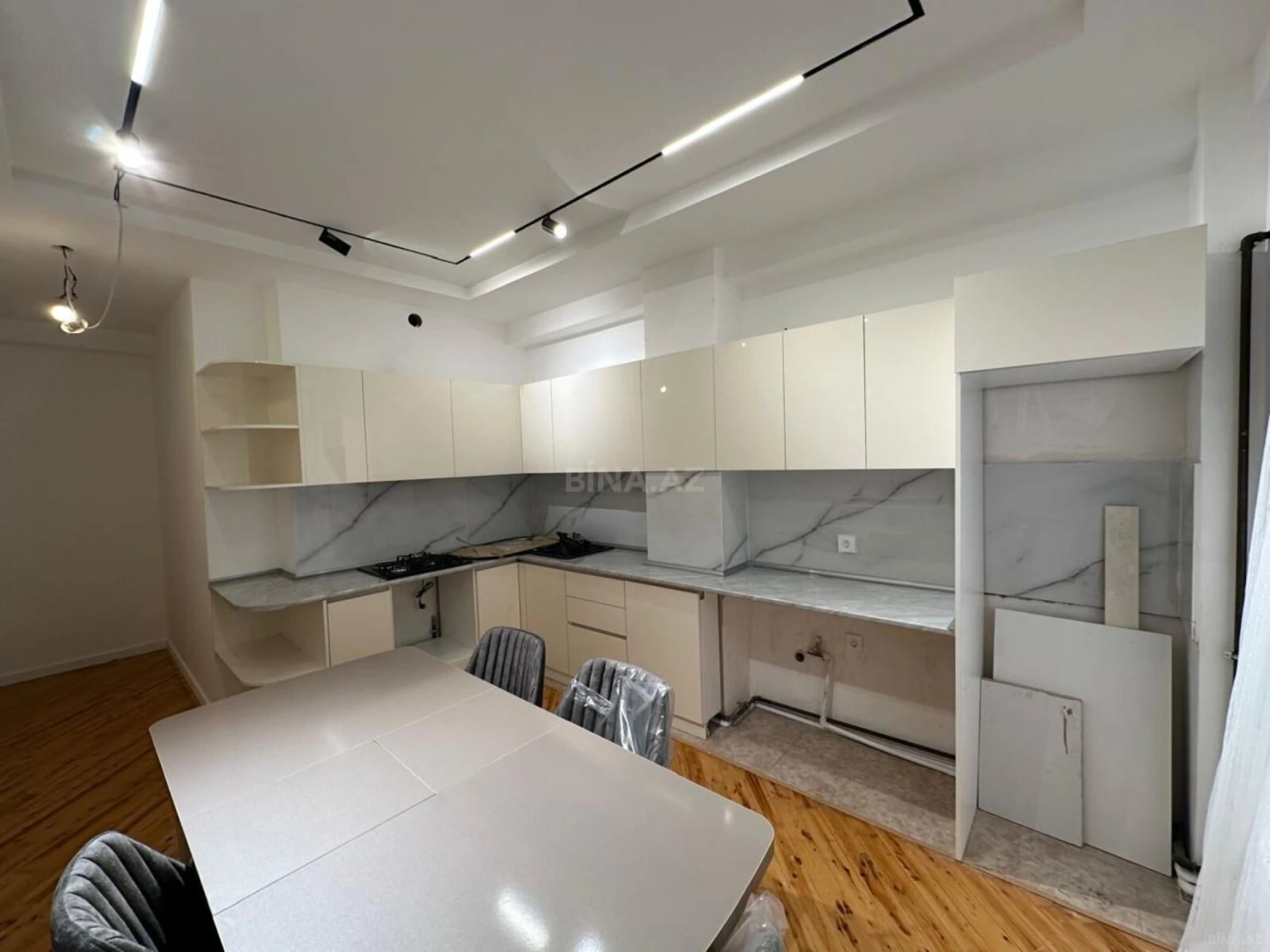 Kirayə verilir 4 otaqlı mənzil 127 m²