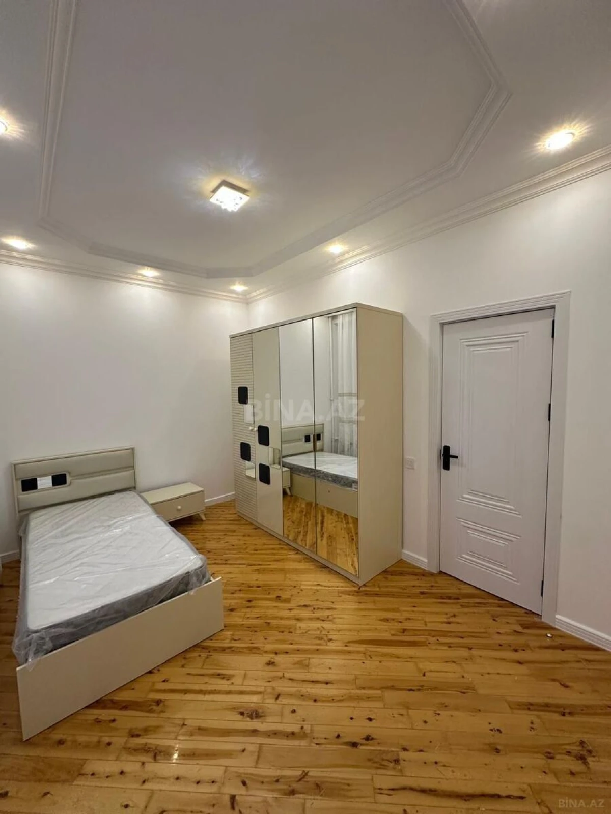Kirayə verilir 4 otaqlı mənzil 127 m²