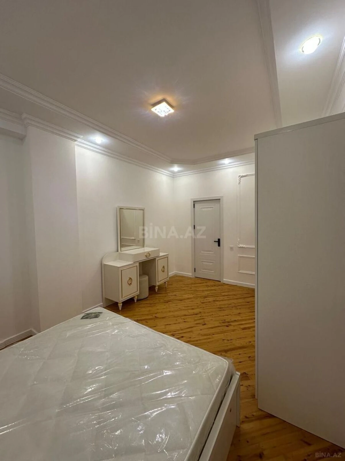 Kirayə verilir 4 otaqlı mənzil 127 m²