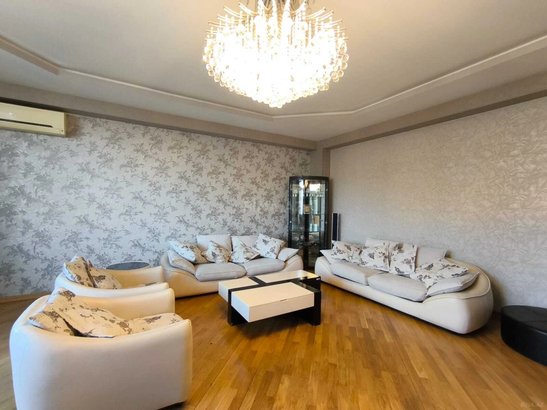 Kirayə verilir 3 otaqlı mənzil 220 m²
