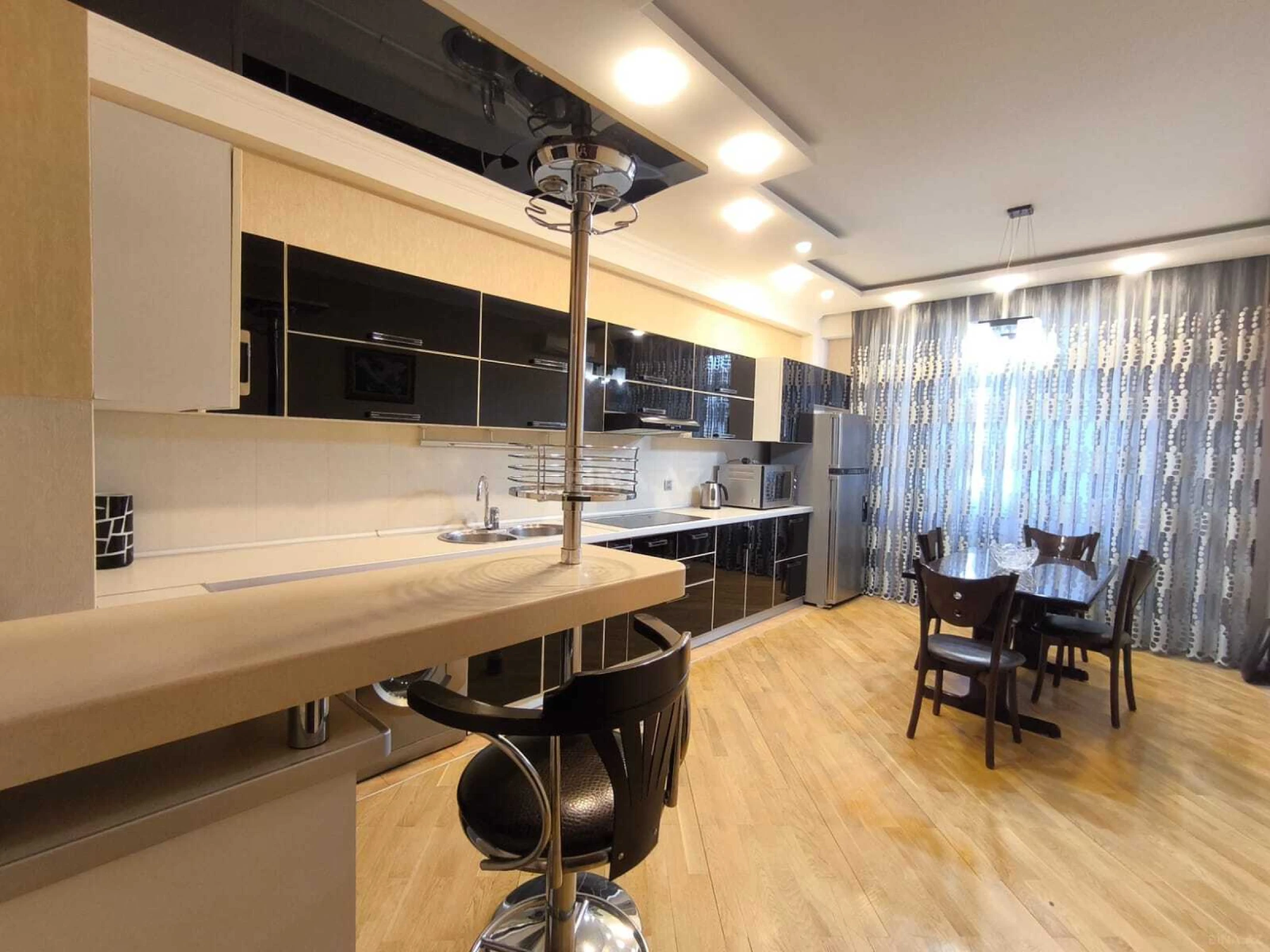 Kirayə verilir 3 otaqlı mənzil 220 m²