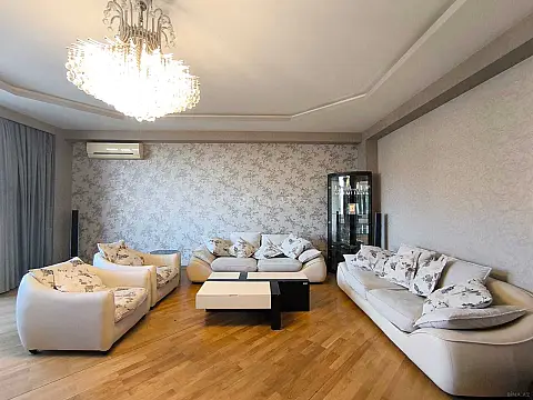 Kirayə verilir 3 otaqlı mənzil 220 m²
