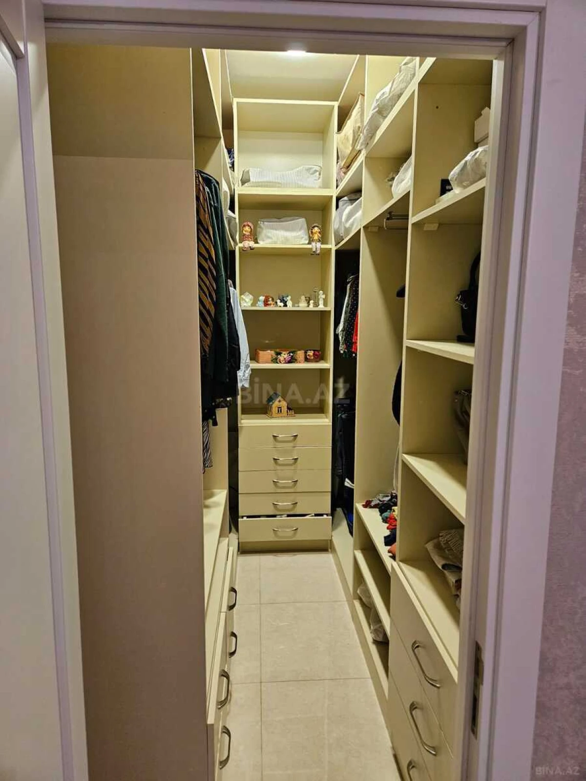 Satılır 3 otaqlı mənzil 137 m²