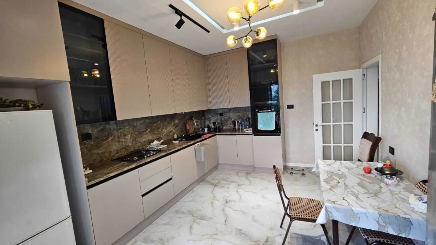 Satılır 5 otaqlı həyət evi 180 m²