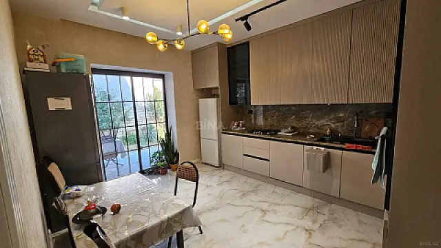 Satılır 5 otaqlı həyət evi 180 m²