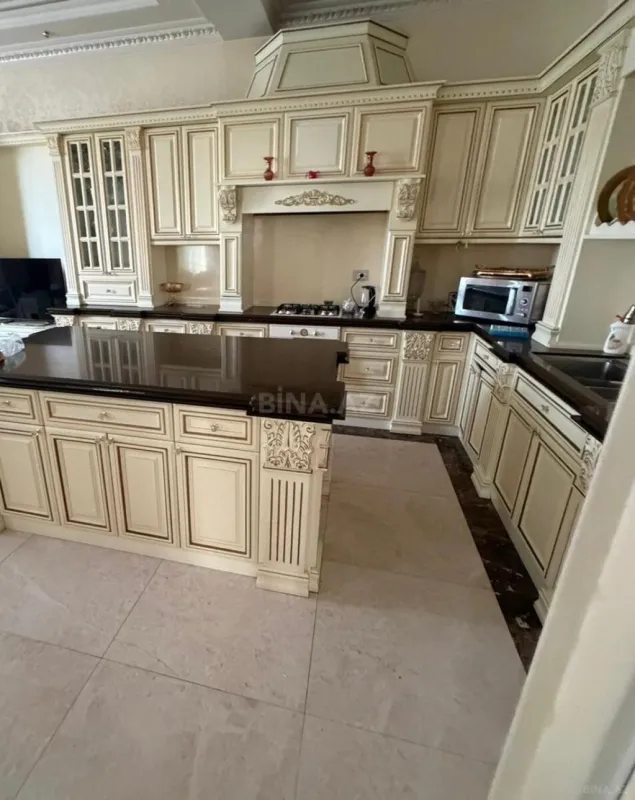 Satılır 8 otaqlı həyət evi 800 m²