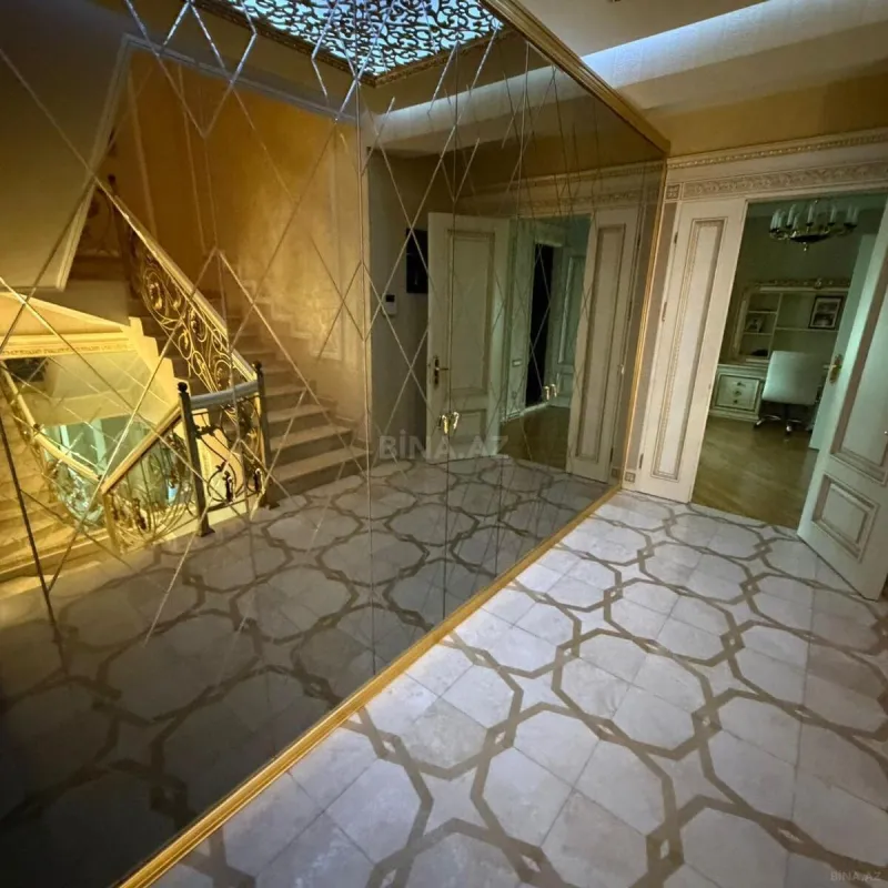 Satılır 8 otaqlı həyət evi 800 m²