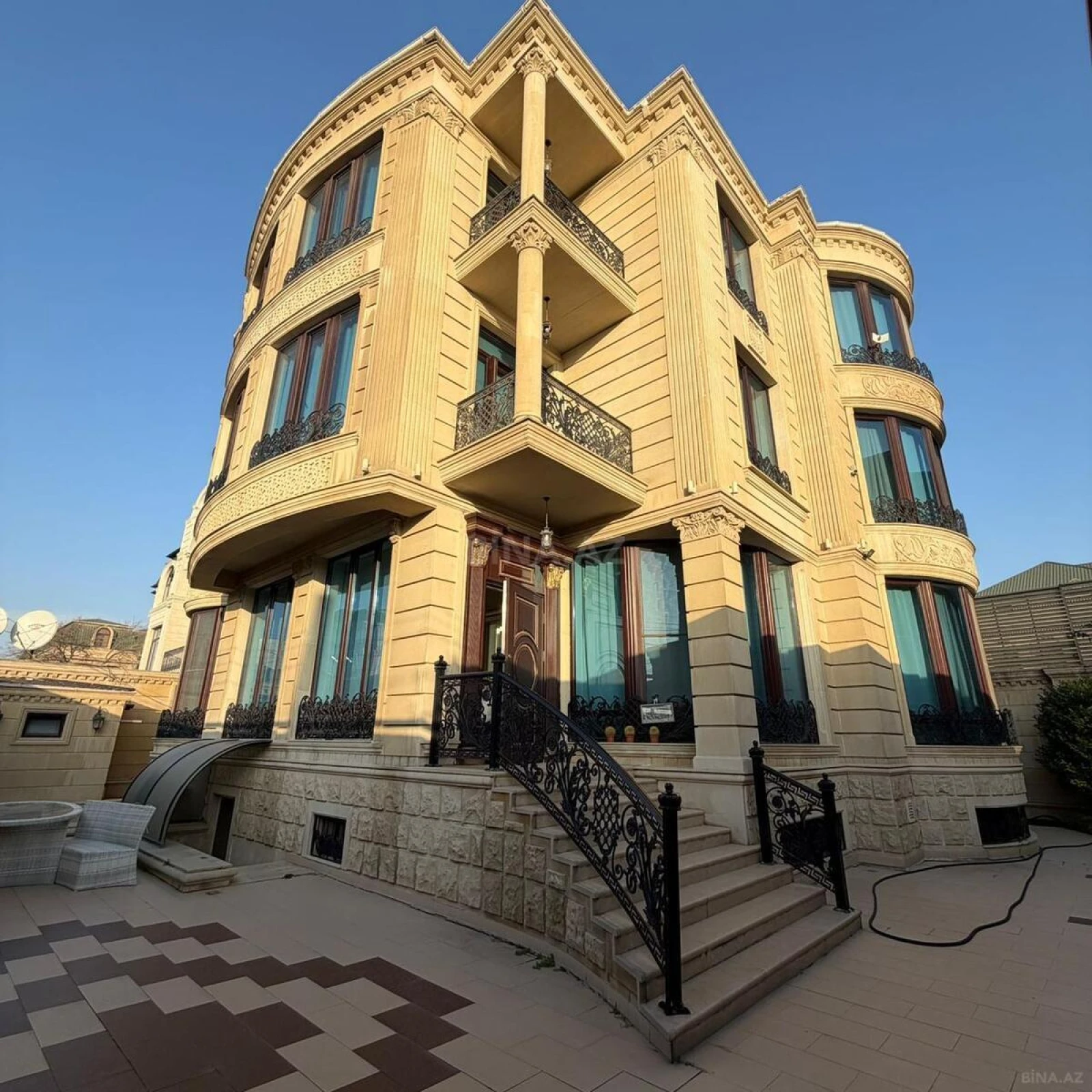 Satılır 8 otaqlı həyət evi 800 m²