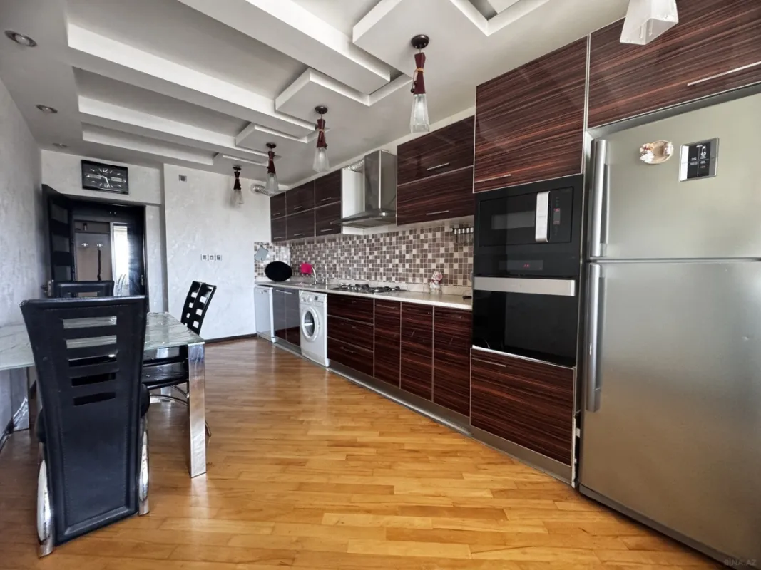 Satılır 3 otaqlı mənzil 135 m²