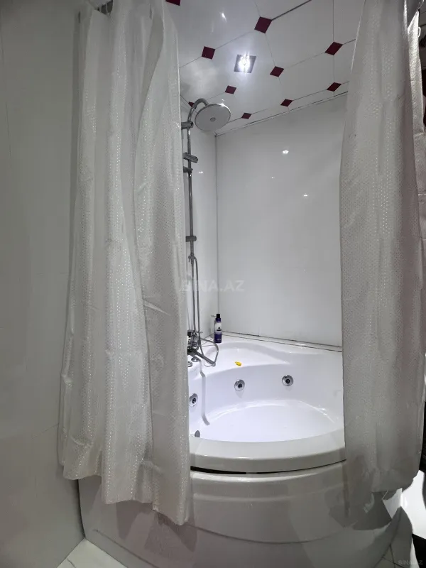 Satılır 3 otaqlı mənzil 135 m²