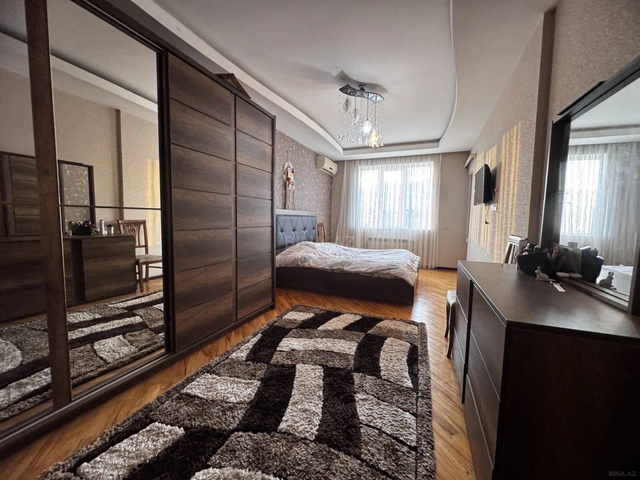 Satılır 3 otaqlı mənzil 135 m²