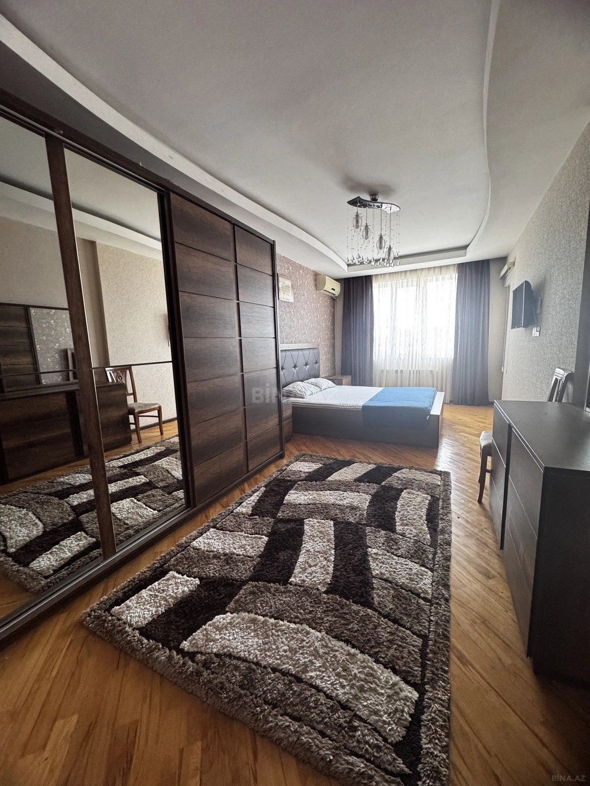 Satılır 3 otaqlı mənzil 135 m²
