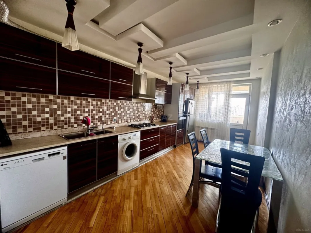 Satılır 3 otaqlı mənzil 135 m²