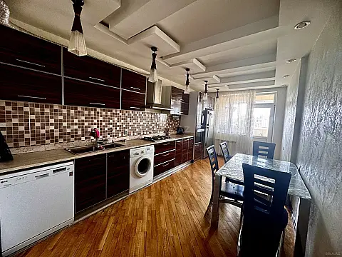 Satılır 3 otaqlı mənzil 135 m²