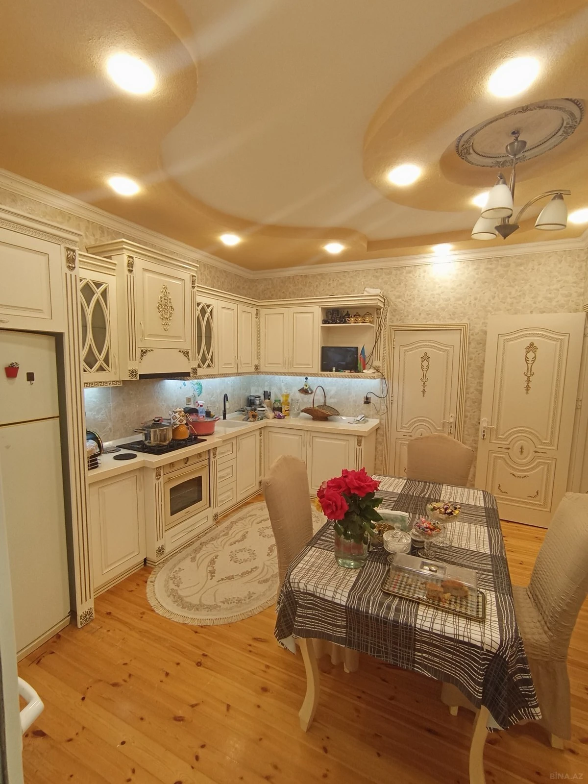 Satılır 6 otaqlı həyət evi 240 m²