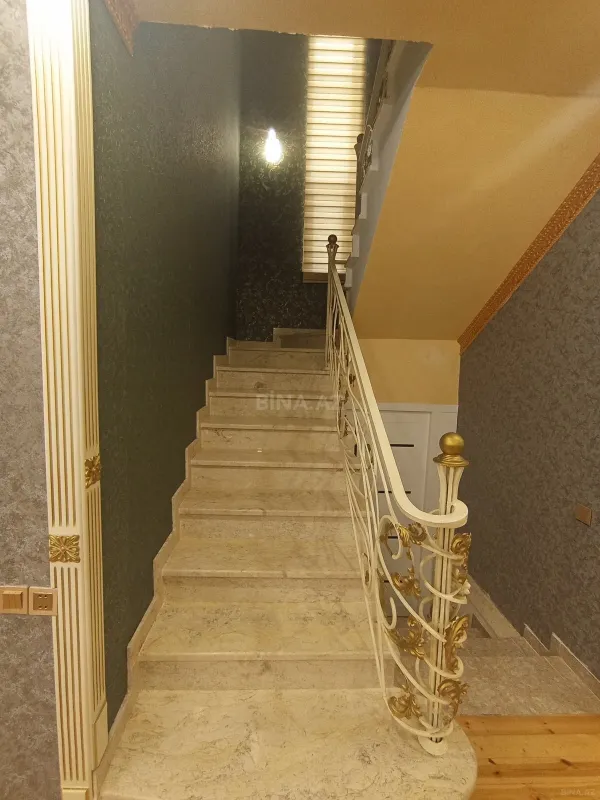 Satılır 6 otaqlı həyət evi 240 m²