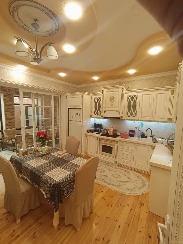 Satılır 6 otaqlı həyət evi 240 m²